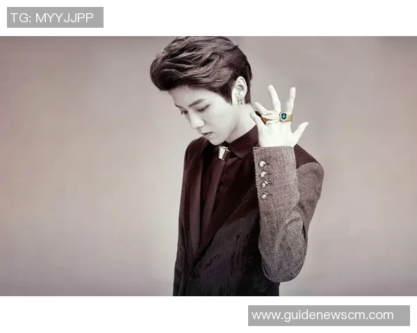 鹿晗踢足球展现明星风采足球场上的魅力与热情交织成传奇